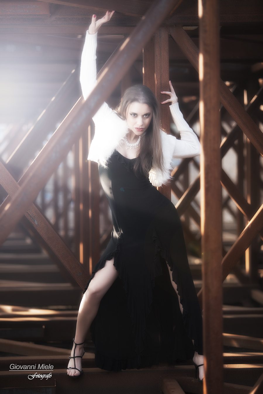 Servizio fotografico femminile elegante in studio Milano Giovanni Miele