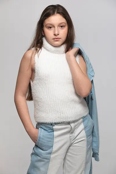 Adolescente con maglia bianca e pantaloni chiari, sguardo deciso per casting Milano