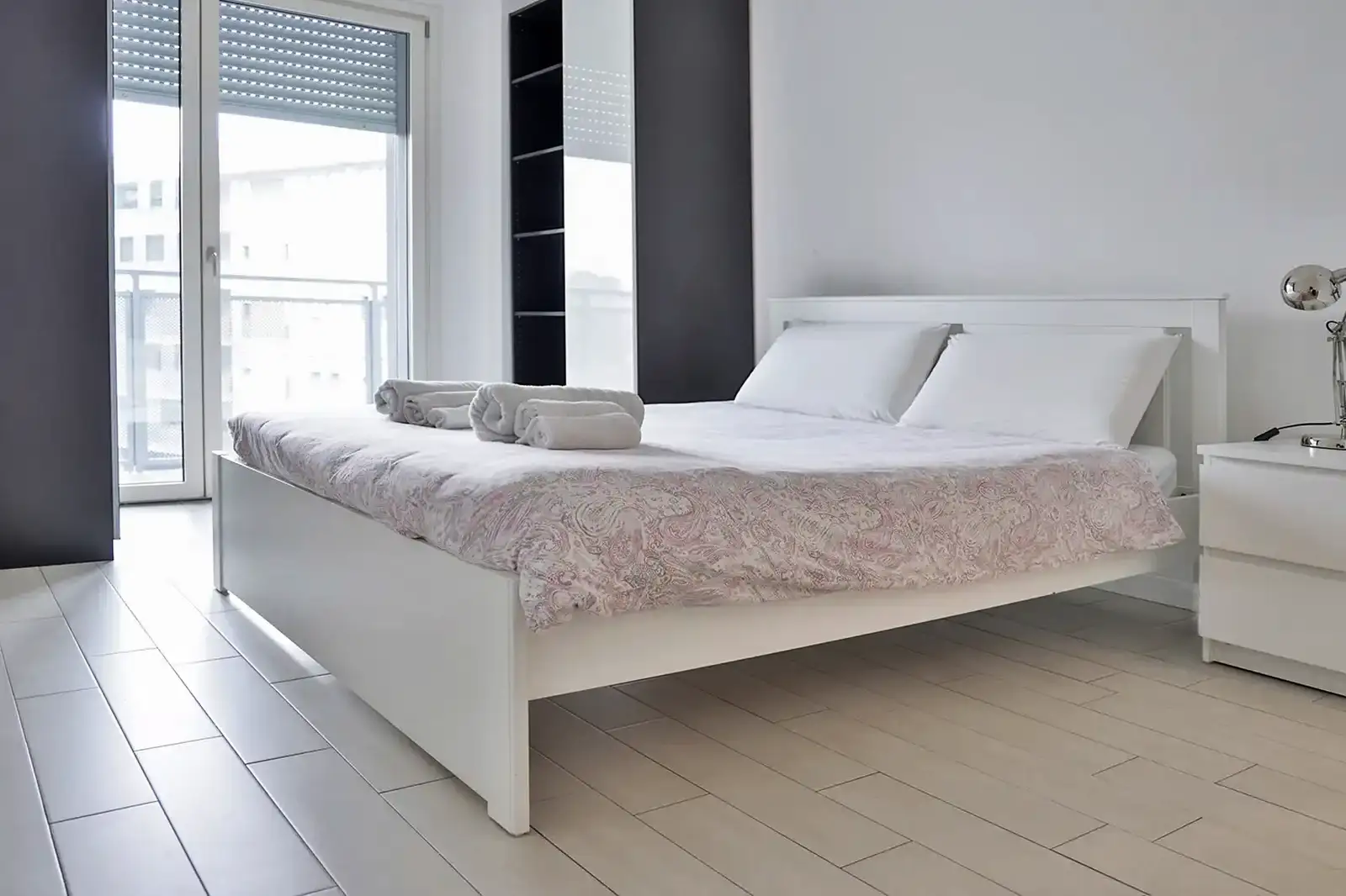Camera da letto Airbnb Milano fotografata per booking
