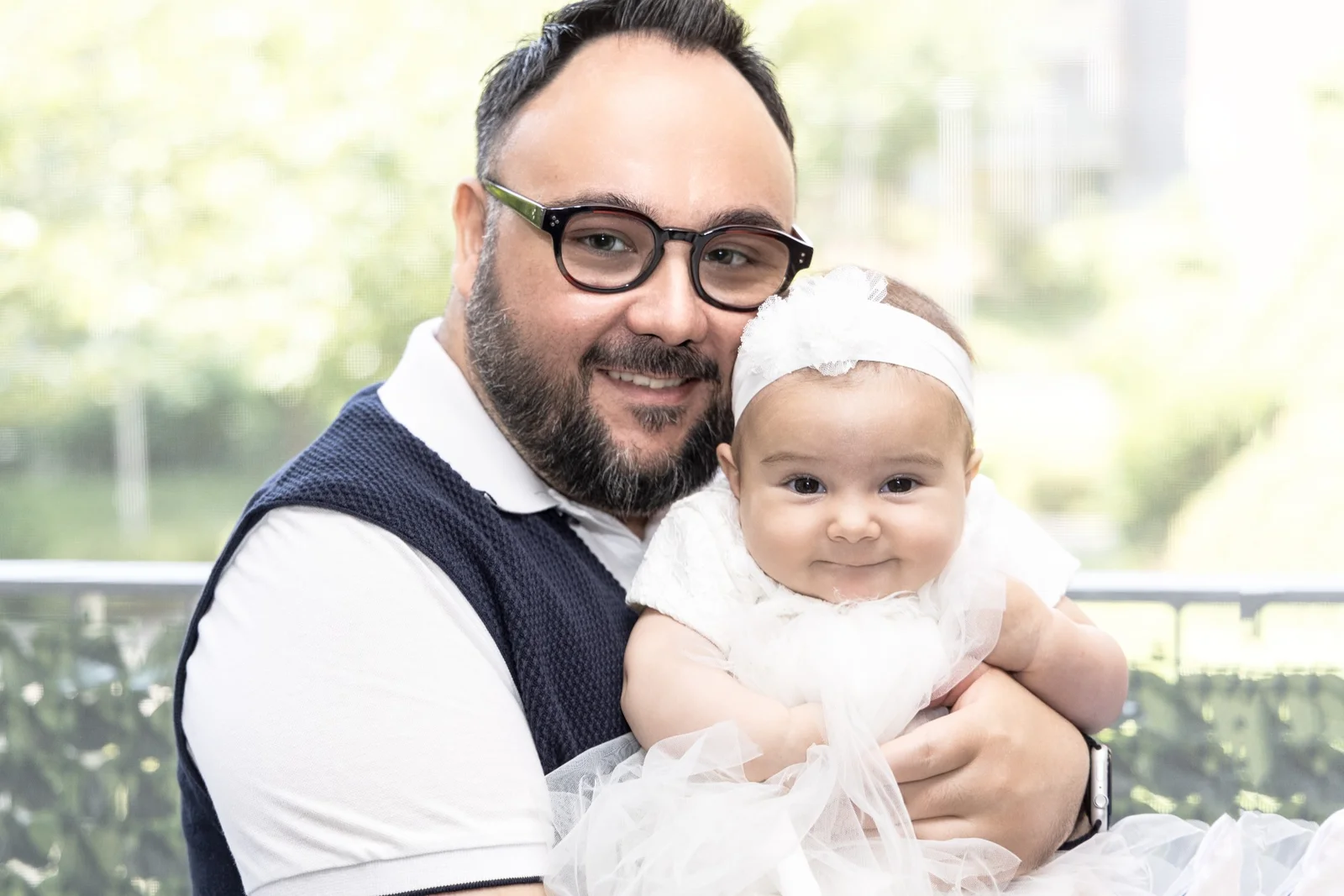 Papa prepara la bambina per il battesimo a casa, servizio fotografico Milano