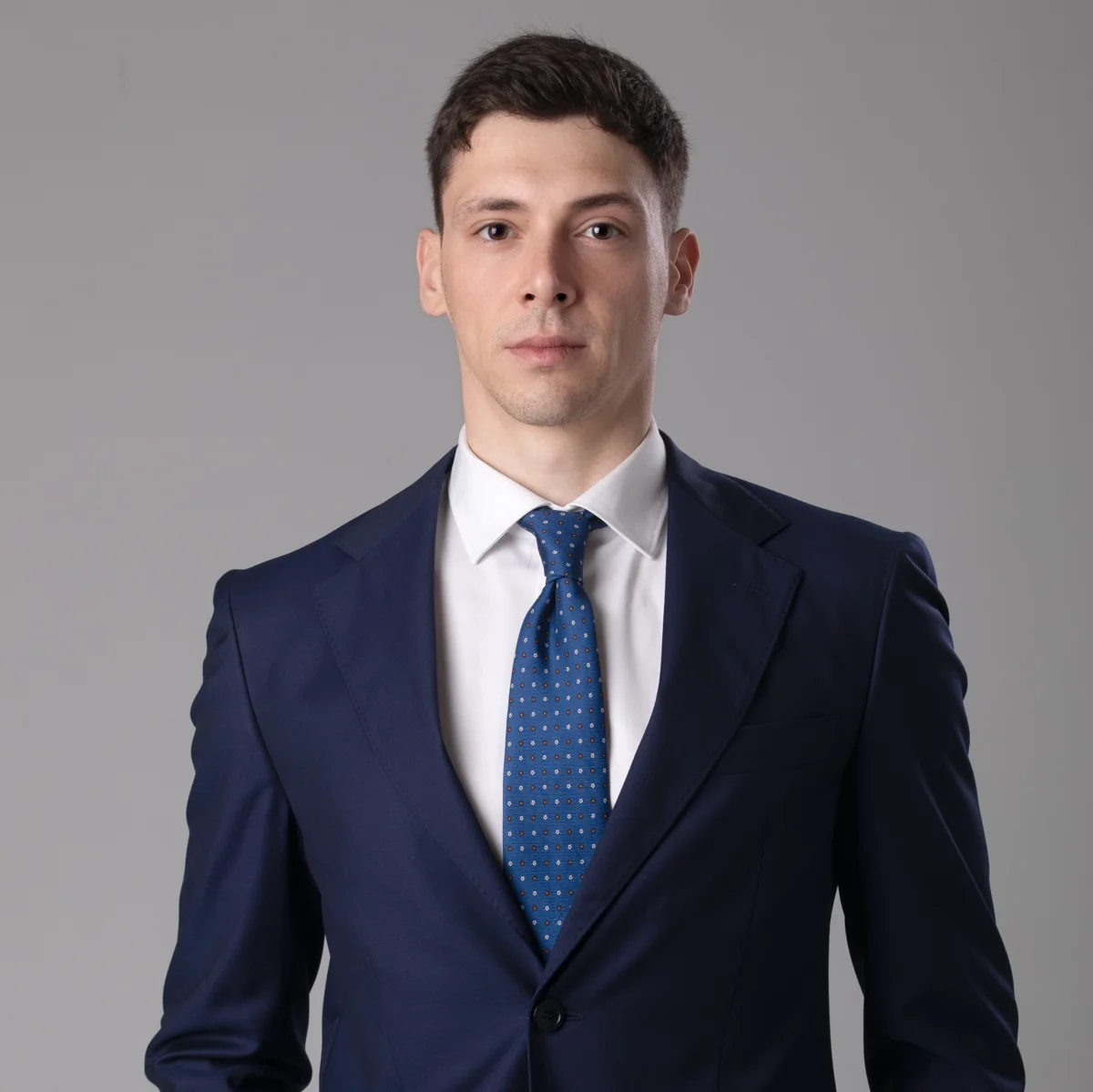 Ritratto professionale LinkedIn Milano – uomo in abito nello studio Giovanni Miele