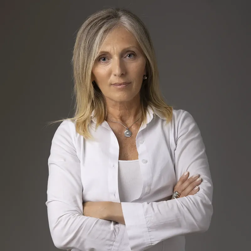 Foto profilo LinkedIn Milano donna bionda, camicia bianca, fotografo Giovanni Miele