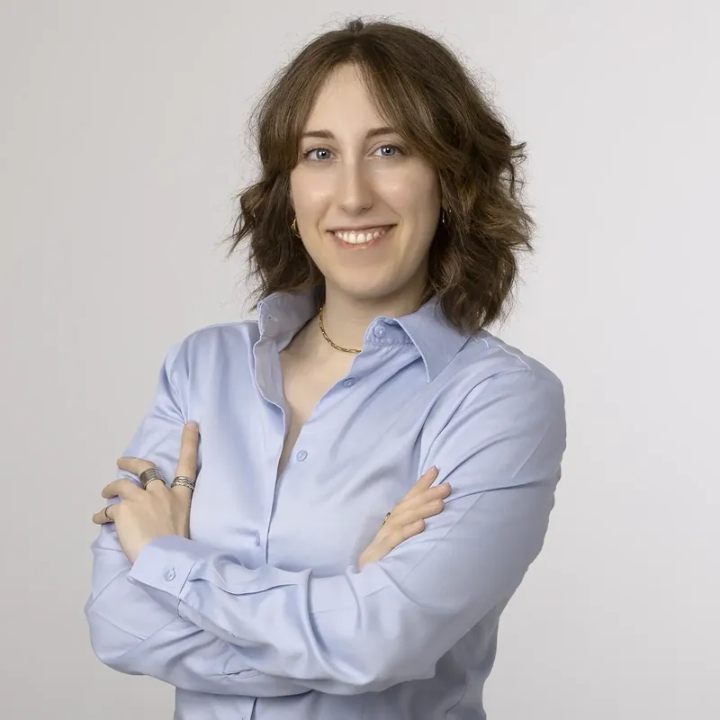 Ritratto professionale donna sorridente su sfondo neutro, studio fotografico Milano