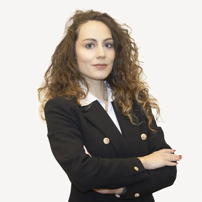 Ritratto LinkedIn femminile con giacca strutturata e sfondo neutro
