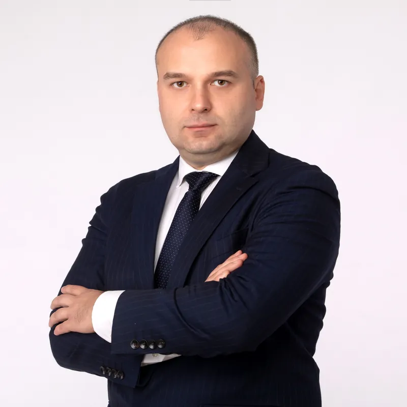 Headshot corporate LinkedIn Milano – professionista in abito gessato blu
