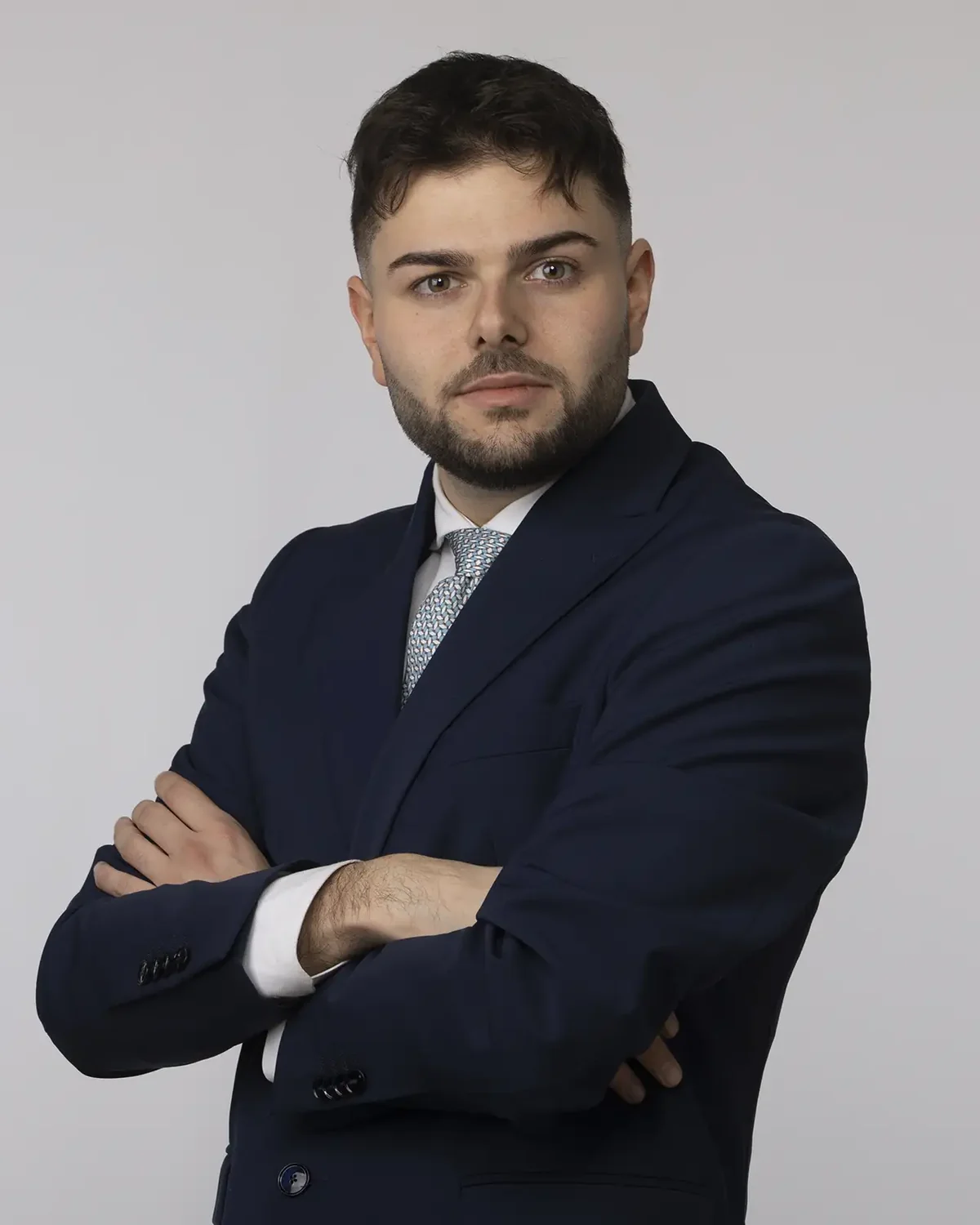 Foto profilo LinkedIn Milano uomo con barba, abito blu e cravatta chiara, studio Giovanni Miele