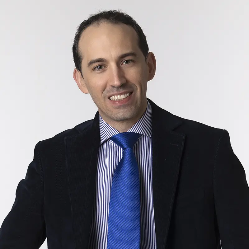 Headshot corporate cravatta blu per foto profilo LinkedIn Milano, studio Giovanni Miele