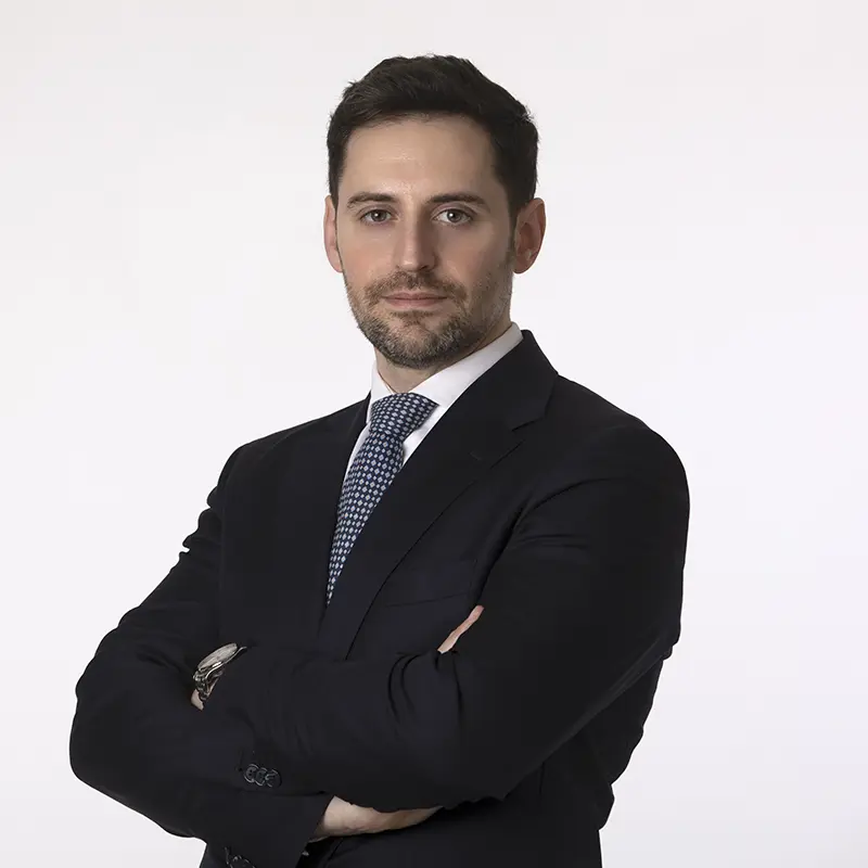 Ritratto executive uomo suit e cravatta per foto profilo LinkedIn Milano, studio Giovanni Miele