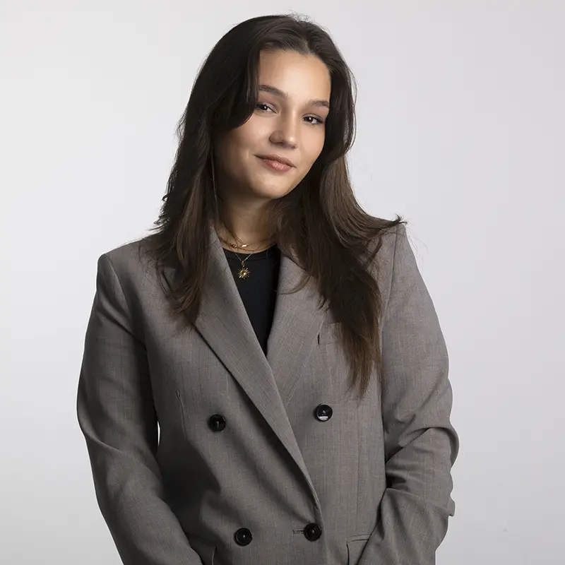 Ritratto manager donna blazer doppiopetto per LinkedIn Milano, fotografo Giovanni Miele