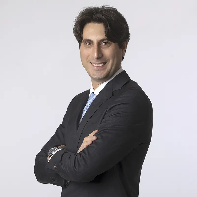 Ritratto manager uomo sorriso professionale per LinkedIn Milano, studio Giovanni Miele
