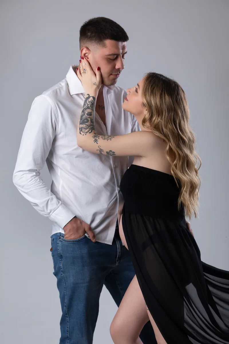 Coppia in attesa, ritratto romantico in studio durante un book gravidanza a Milano