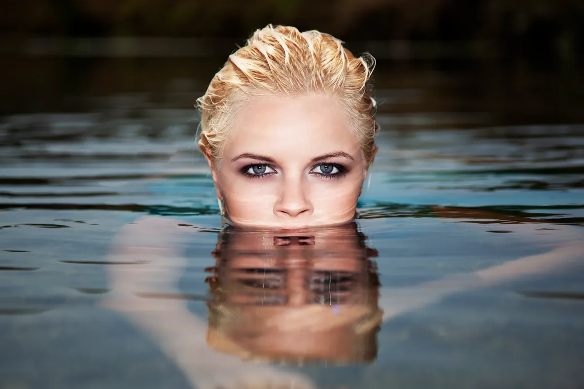 Servizio fotografico moda a Milano, ritratto a pelo d'acqua in esterna