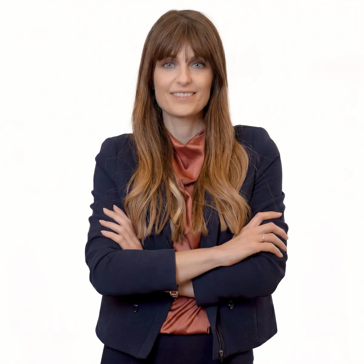 Foto profilo LinkedIn di una donna in blazer blu con foulard arancione, studio a Milano