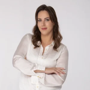 Foto profilo LinkedIn di una donna in camicia bianca su fondo chiaro, studio fotografico a Milano
