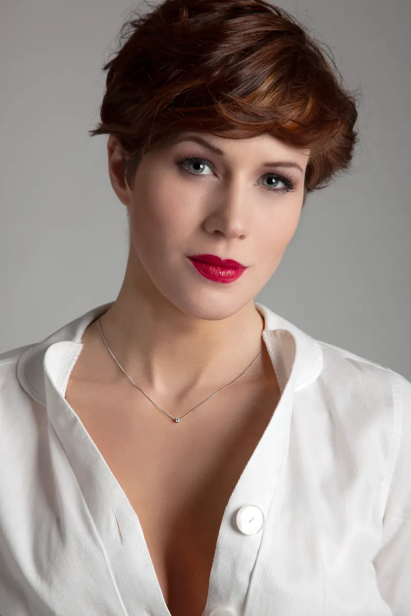 Ritratto fotografico donna a Milano, camicia bianca e rossetto rosso in studio