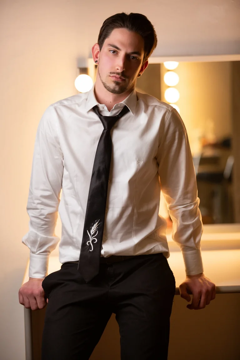 Attore in backstage davanti allo specchio con luci